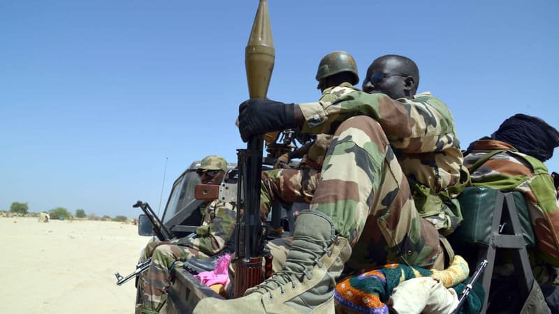 Des soldats de l'armée nigériane stationnent près de Malam Fatori, le 25 mai 2015