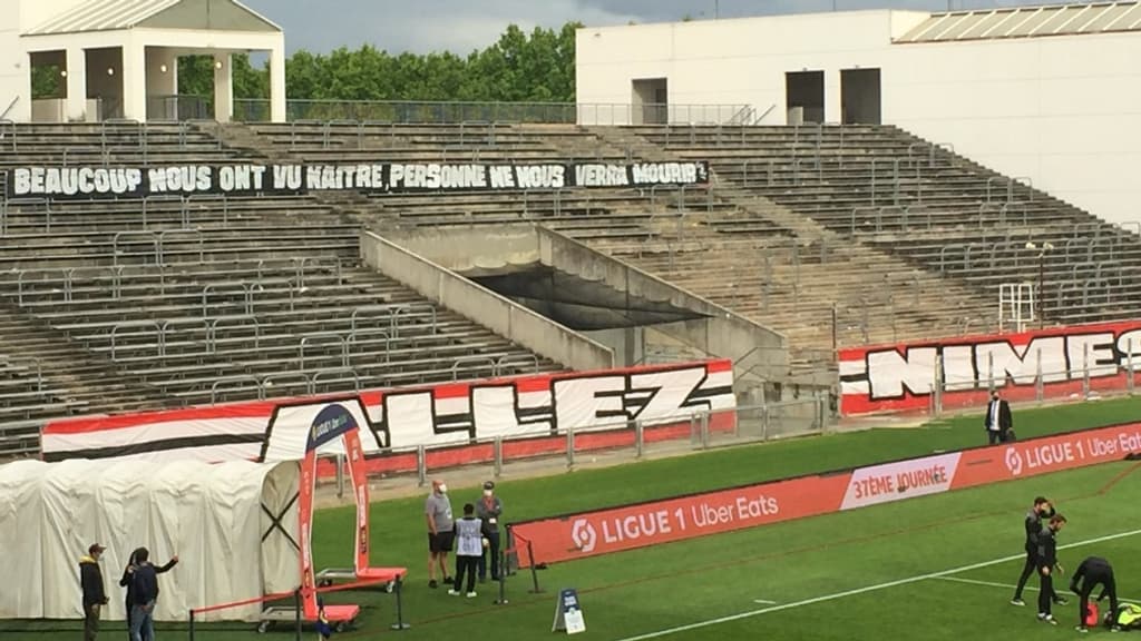 La banderole des supporters nîmois avant l'OL.