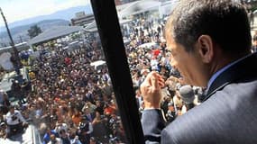 Le président équatorien Rafael Correa, lors d'un discours au siège de la police nationale à Quito, afin de négocier avec les policiers manifestant contre un projet de réduction de leurs primes. Rafael Correa a annoncé avoir été attaqué par des manifestant