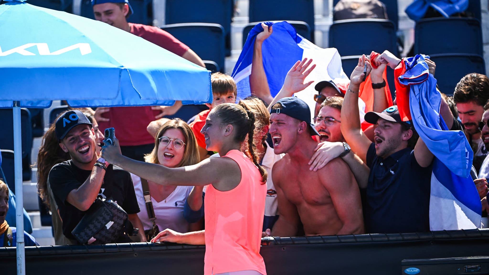 Diane Parry célèbre sa victoire au 2e tour de l'Open d'Australie face à Kamilla Rakhimova (7-5, 6-2) avec les supporteurs français, le 17 janvier 2024
