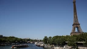 Un bateau de touristes navigue sur la Seine près de la Tour Eiffel le 13 juin 2021 à Paris 