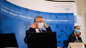 Le directeur de l'Institut Robert Koch, Lothar Wieler, a salué les "premiers signes" d'amélioration sur le front de la pandémie en Allemagne, lors d'une conférence de presse le jeudi 12 novembre 2020.