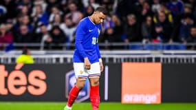 Kylian Mbappé, la tête basse, quitte la pelouse du Groupama Stadium, le 23 mars 2024.