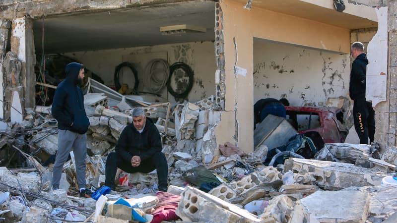 Des hommes examinent les décombres d'un bâtiment à Bint Jbeil, dans le sud du Liban, près de la frontière avec Israël, suite aux bombardements israéliens de la nuit précédente, le 27 décembre 2023.