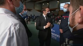 Emmanuel Macron dans le centre de soins de Valenciennes. 