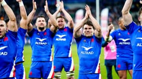 Antoine Dupont et les Bleus célèbrent avec leurs supporters, après la victoire face aux Irlandais, le 12 février 2022
