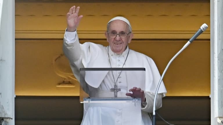 Le pape François au balcon du palais apostolique pour la prière de l'Angélus, le 18 juillet 2021 place Saint-Pierre, au Vatican