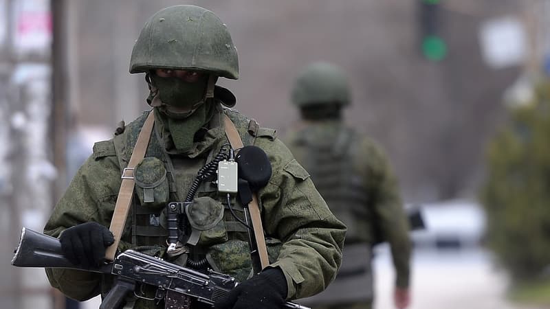 Des soldats russes patrouillent près du quartier général de la Marine à Simferopol, le 18 Mars 2014.