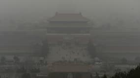 Des visiteurs dans la Cité Interdite marchent sous un nuage de pollution, à Pékin, le 26 février 2014. C'est en Asie du Sud-Est, qu'il y a le plus de décès provoqués par l'environnement, avec un total de 3,8 millions, selon l'OMS