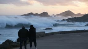 "Un torrent traverse le village": en Corse, la tempête fait rage
