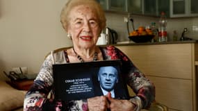 Mimi Reinhardt, posant avec la photo de son ancien patron, en novembre 2019. 