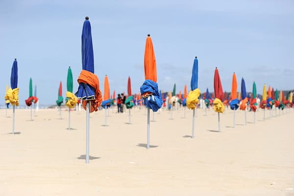 Les parasols colorés de la plage de Deauville