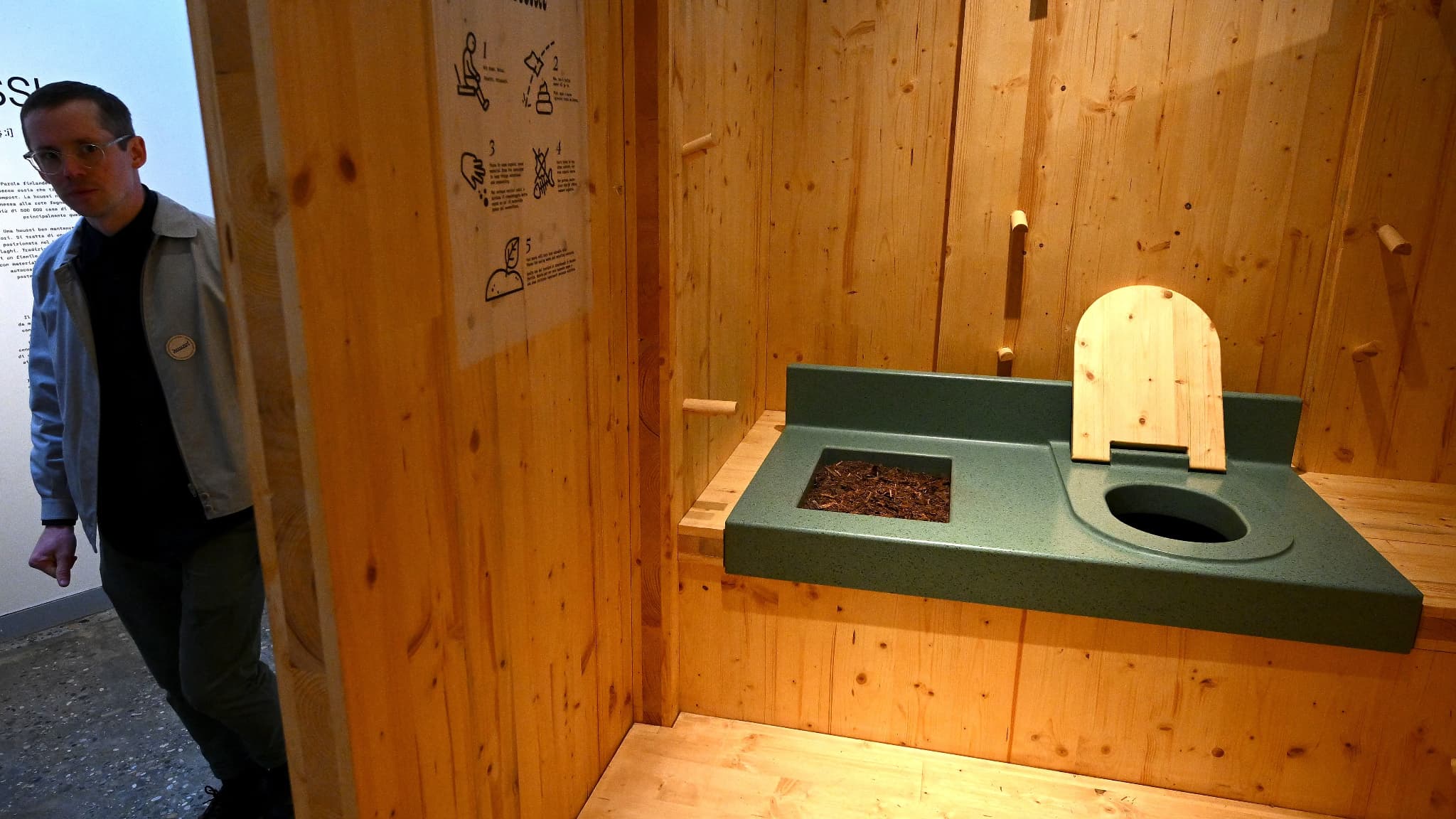 Toilette sèche au pavillon finlandais de la Biennale d'architecture de Venise 2023 Toilette sèche au pavillon finlandais de la Biennale d'architecture de Venise 2023