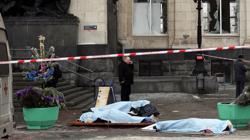 Les corps de victimes de l'attentat perpétré dans la gare de Volgograd gisent sur le sol, dimanche 29 décembre.