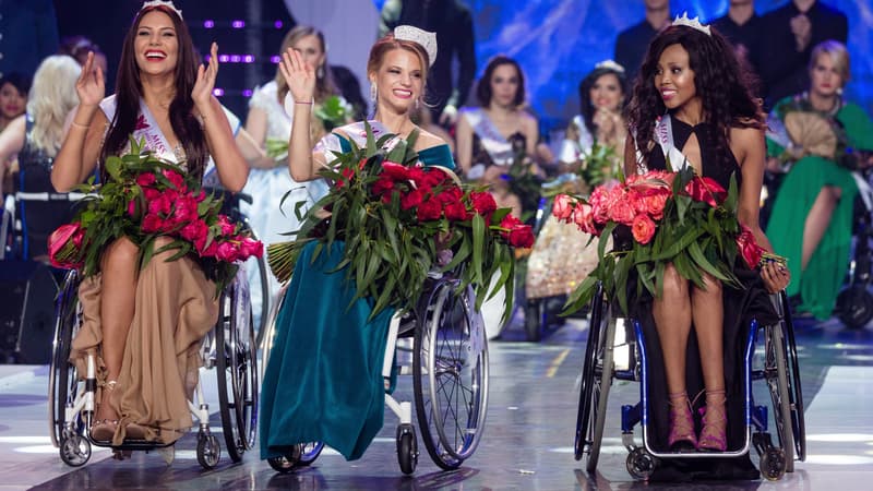 Alexandra Chichikova et ses dauphines lors du concours Miss Monde en fauteuil roulant, en Pologne