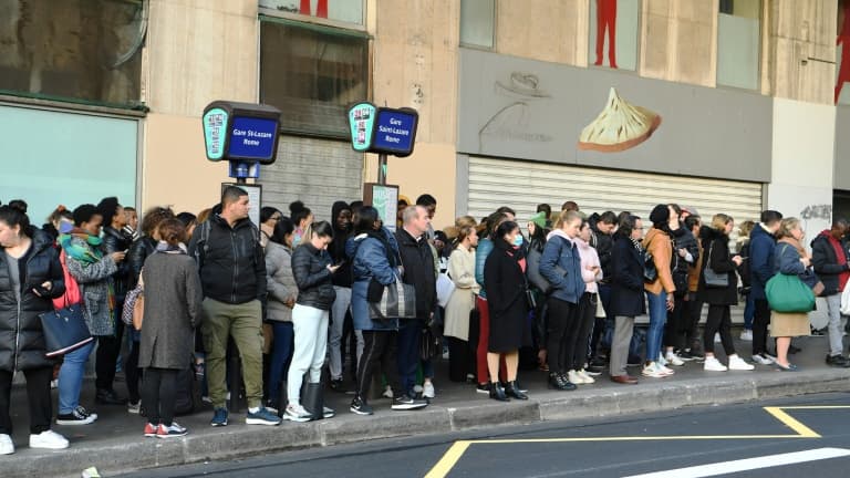 Des voyageurs attendent un bus à la gare Saint-Lazare à Paris le 10 novembre 2022, lors d'une grève Des voyageurs attendent un bus à la gare Saint-Lazare à Paris le 10 novembre 2022, lors d'une grève