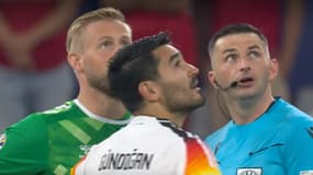 L'arbitre du match Allemagne-Danemark, Michael Oliver, Ilkay Gündogan et Kasper Schmeichel regardent le toit du stade de Dortmund