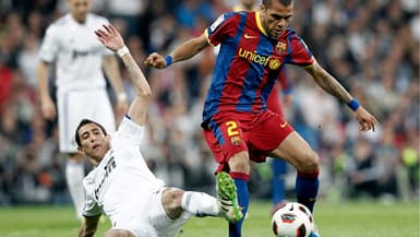 Angel Di Maria tacle Dani Alves lors du match Real-Barça (1-1, Liga), le 16 avril 2011