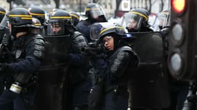 Les lanceurs de balles de défense sont mis en cause par les manifestants.