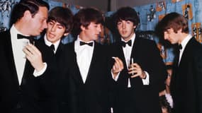 Les Beatles au côté de Brian Epsteinn leur manager.