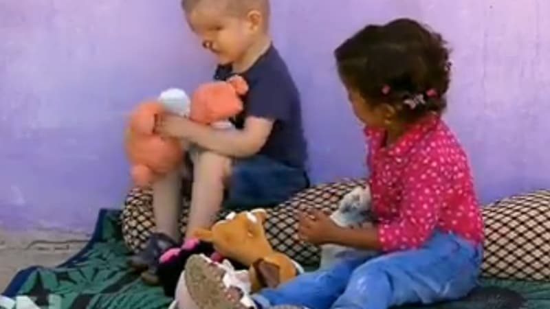 Yahya, qui souffre d'une malformation congénitale, et une petite camarade qui joue avec lui.