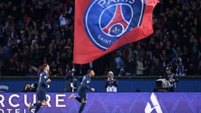 Un drapeau du PSG après un but de Kylian Mbappé