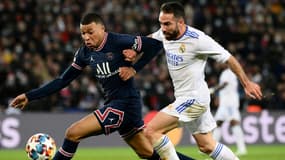 L'attaquant du Paris Saint-Germain Kylian Mbappé, à la lutte avec le défenseur du Real Madrid, Dani Carvajal, lors de leur 8e de finale aller de la Ligue des Champions, le 15 février 2022 au Parc des Princes
