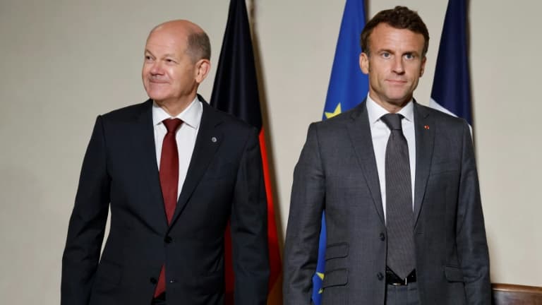 Le chancelier allemand Olaf Scholz (à gauche) et le président français Emmanuel Macron, le 6 octobre 2022 à Prague