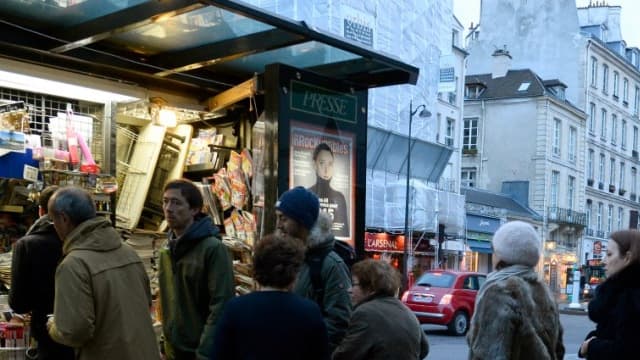 Un kiosque à journaux à Paris le 14 janvier 2015.