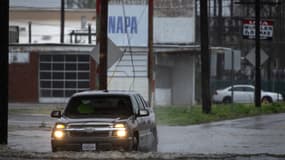 Un camion roule dans les eaux de crue le 05 avril 2025 à Cairo, Illinois (États-Unis)