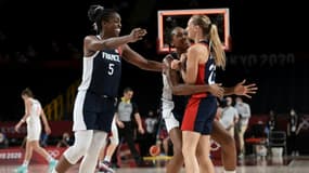 La joie des Française Endène Miyem, Sandrine Gruda et Marine Johannes, après leur victoire face à la Serbie, lors de leur match pour la médaille de bronze aux Jeux olympiques de Tokyo 2020, le 7 août 2021 à Saitama 