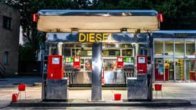 En Allemagne, les carburants sont un peu moins chers en moyenne qu'en France, avec 1,856 euro en moyenne pour le gazole et 1,901 euro en moyenne pour le SP95-10, mais avec de fortes disparités selon les Länder. 
