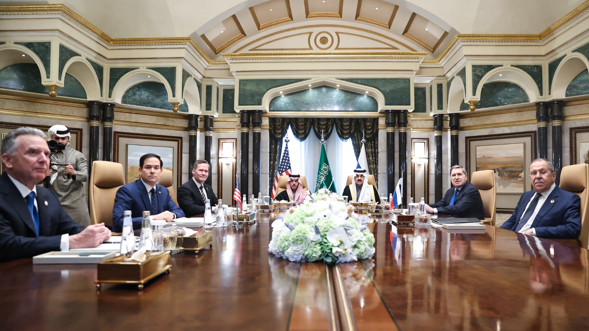 Le ministre russe des Affaires étrangères, Sergueï Lavrov (à droite), et le conseiller en politique étrangère du président russe Vladimir Poutine, Iouri Ouchakov (2e à droite), assistent à une réunion entre la Russie et les États-Unis, à Riyad, en Arabie saoudite, le 18 février 2025. 