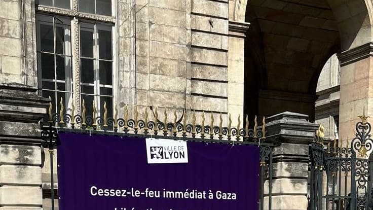 Un message demandant la reconnaissance de l'État palestinien sur la façade de la mairie de Lyon, juin 2025.