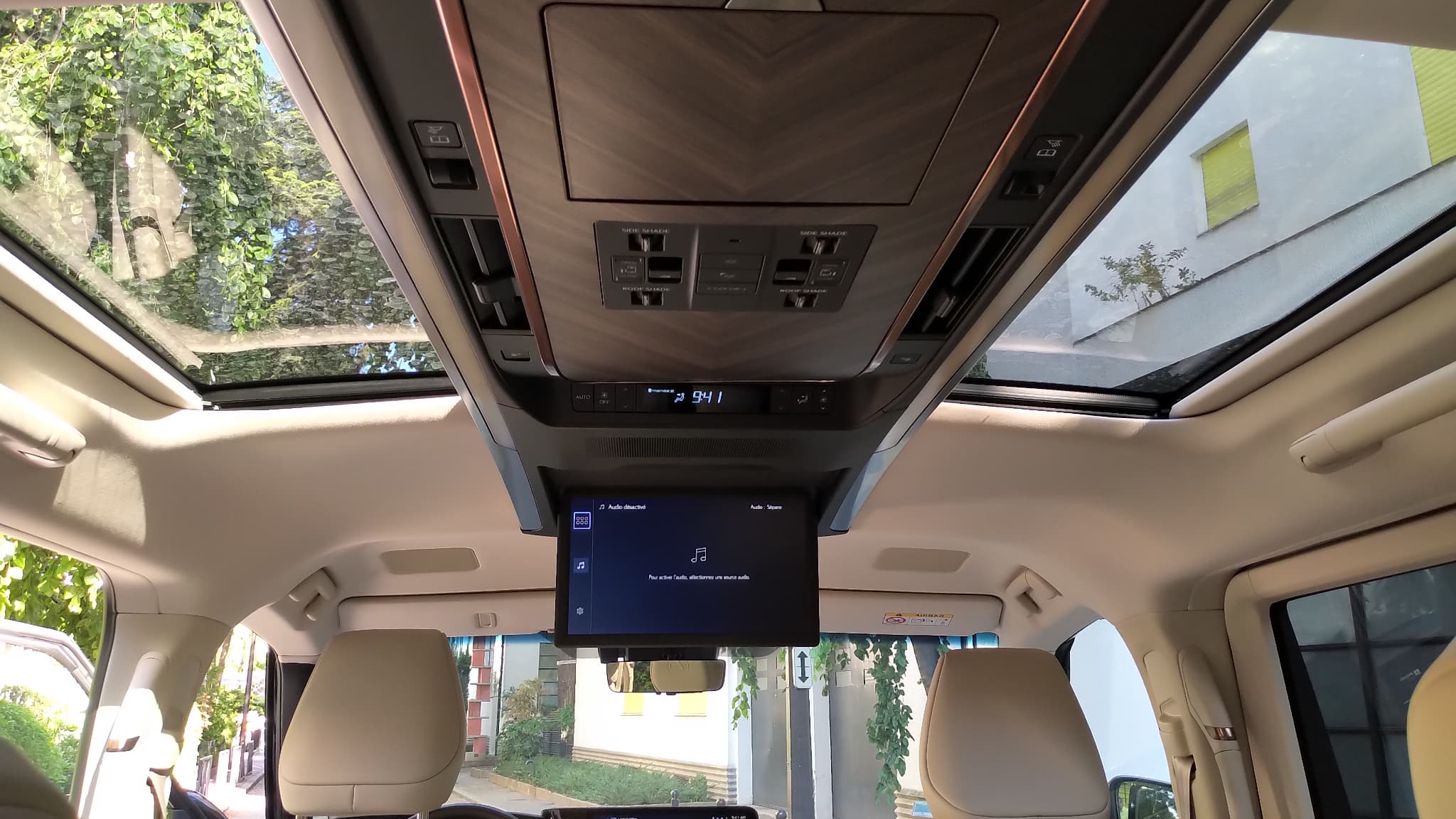 Un grand écran digital bascule du plafond, vous permettant de regarder la télévision ou internet, via connexion de vos appareils par bluetooth, USB ou même HDMI.