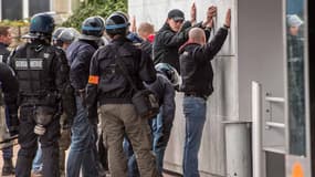 Les forces de l'ordre ont interpellé au moins une vingtaine de personnes, ce samedi à Calais.