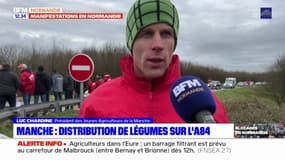 Manche: des agriculteurs réalisent une distribution de légumes sur l'A84