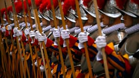 Des gardes suisses font la queue devant le quartier général de la Garde suisse pontificale, avant la cérémonie de prestation de serment des nouvelles recrues de la Garde suisse au Vatican, le 6 mai 2024.