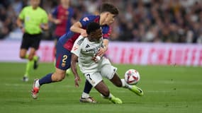 Pau Cubarsi au duel avec Vinicius Junior lors du Clasico entre le Real Madrid et le FC Barcelone, le 26 octobre 2024.