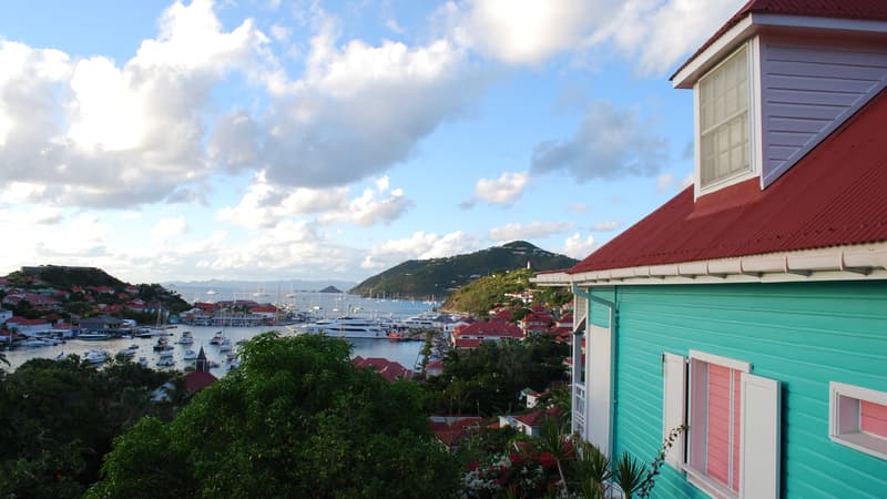 Maison surplombant le port de Gustavia, à Saint Barthélemy
