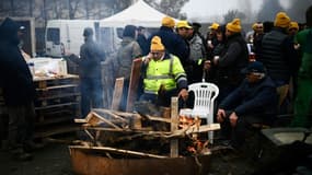 Les agriculteurs du syndicat CR47 (Coordination rurale 47) assistent à un blocage de l'autoroute A62 près d'Agen, dans le Lot-et-Garonne, le 27 janvier 2024