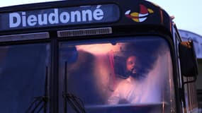 L'humoriste Dieudonné, dont la venue à La Rochelle avait été contestée par la municipalité, se produit dans un bus, le 17 avril 2009 à La Rochelle.