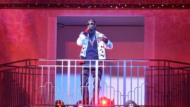 Snoop Dogg, rappeur américain, chante sur la scène du défilé Etam, le 3 mars 2015 à la piscine Molitor à Paris