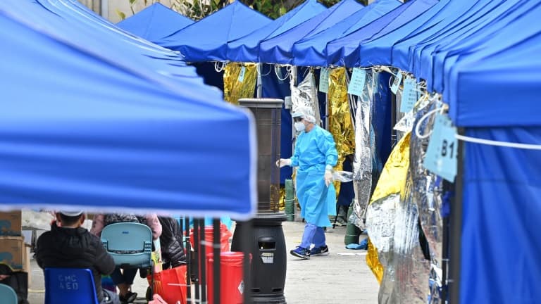 Des malades du Covid-19 attendent dans des tentes à l'extérieur leur admission dans un hôpital saturé, le 18 février 2022 à Hong Kong (PHOTO D'ILLU