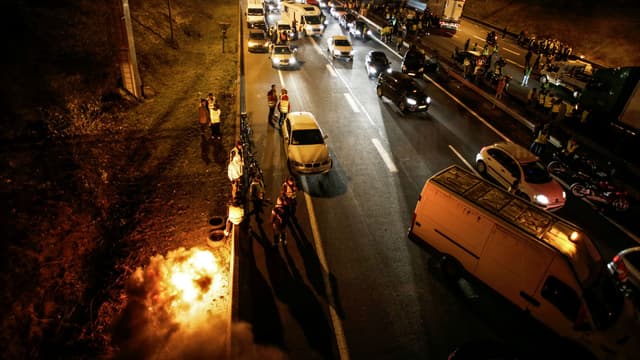 Gilets jaunes bloquant une route à Caen, samedi 17 novembre au soir.