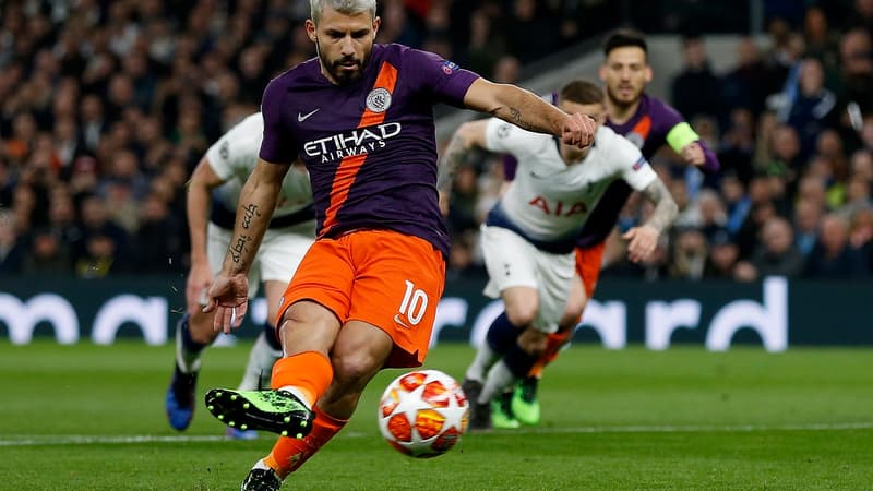 Sergio Agüero, au moment de tirer son penalty raté face à Hugo Lloris.