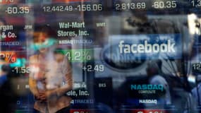 Logo Facebook sur une vitrine du Nasdaq. Les investisseurs retiennent leur souffle à quelques heures de la première cotation de Facebook, le réseau social en ligne qui a levé 16 milliards de dollars (12,6 milliards d'euros) lors de l'une des plus importan
