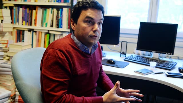 Thomas Piketty, dans son bureau parisien, en octobre 2016.