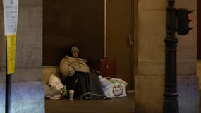 Une personne sans abri est assise sur un trottoir près du jardin des Tuileries, dans le centre de Paris, le 8 janvier 2024. Photo d'illustration.