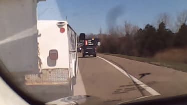 Le véhicule évite de peu le camion qui déboîte.